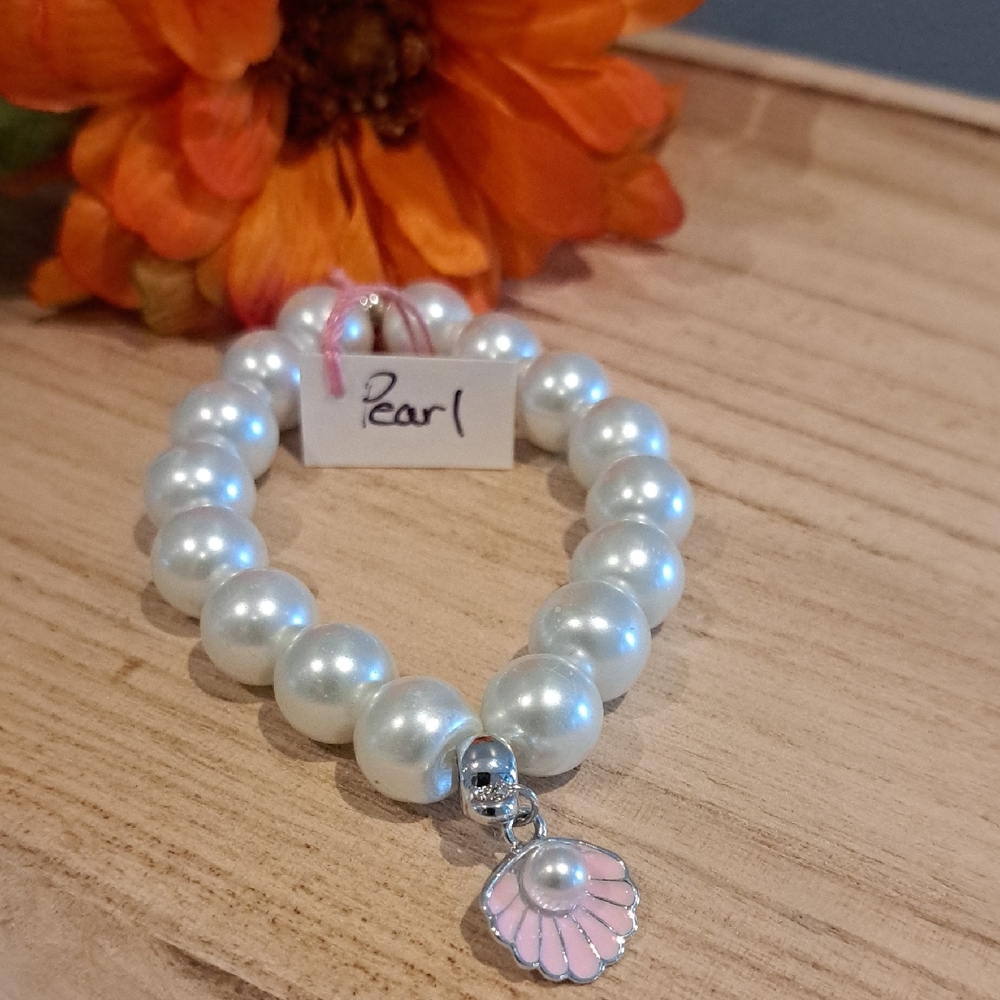Elegant Pearl Beaded Bracelet with Shell Charm